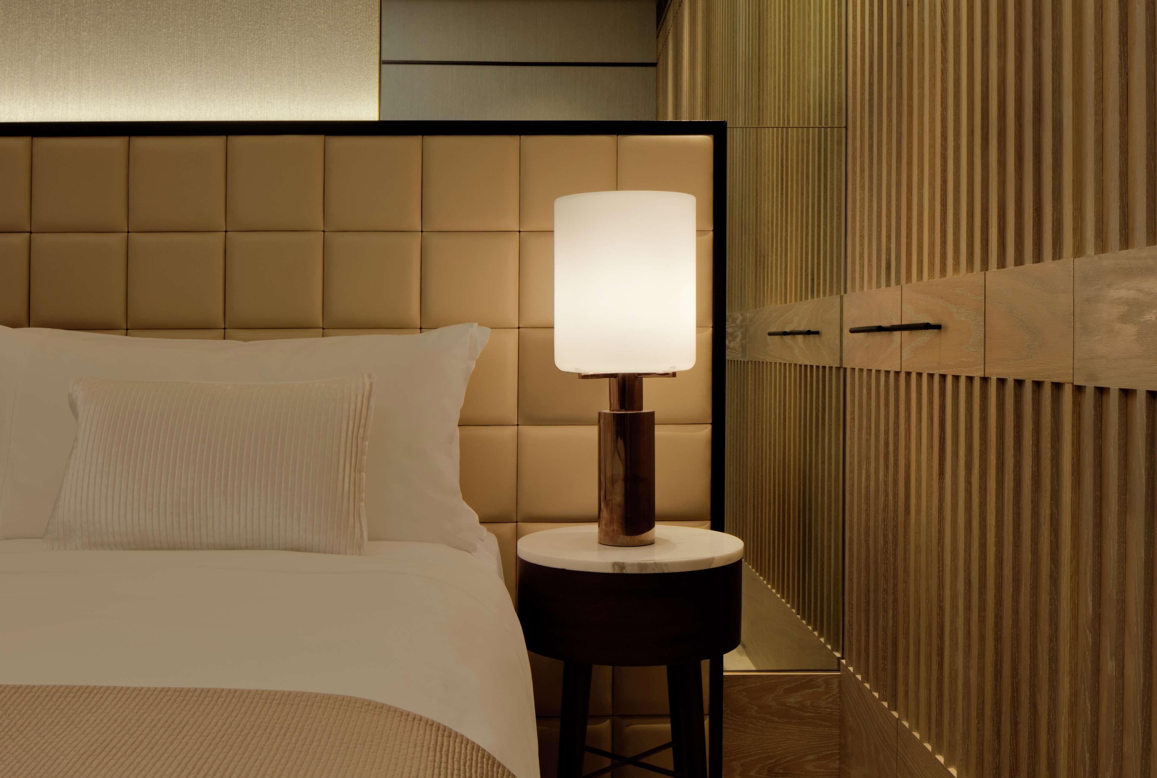 Waldorf Astoria Dubai International Financial Centre Otel Dış mekan fotoğraf A table lamp