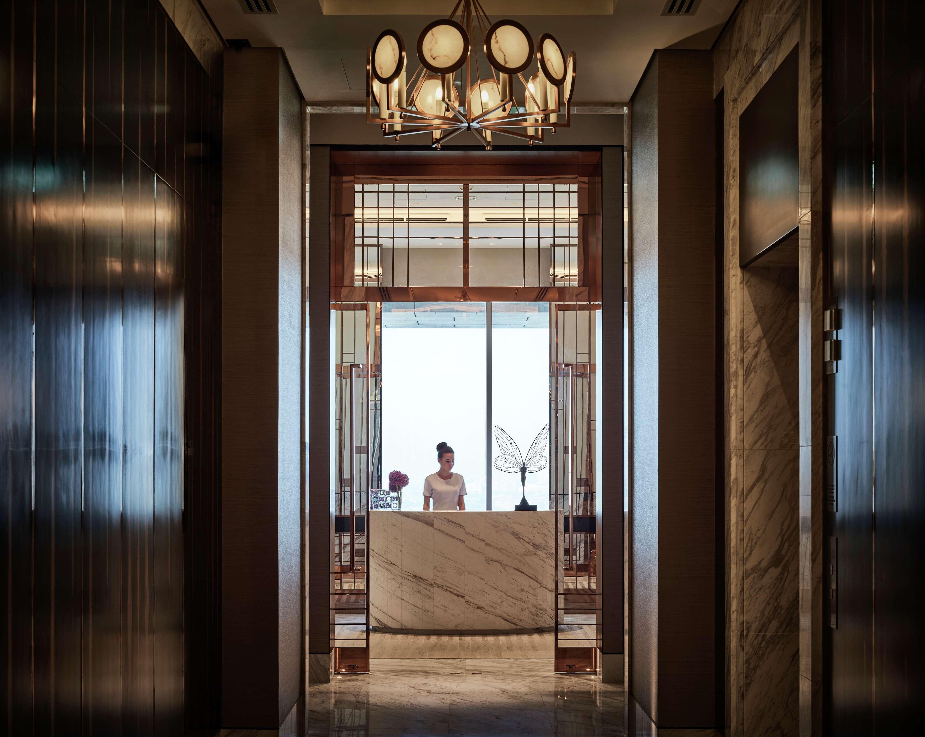 Waldorf Astoria Dubai International Financial Centre Otel Dış mekan fotoğraf The Concierge