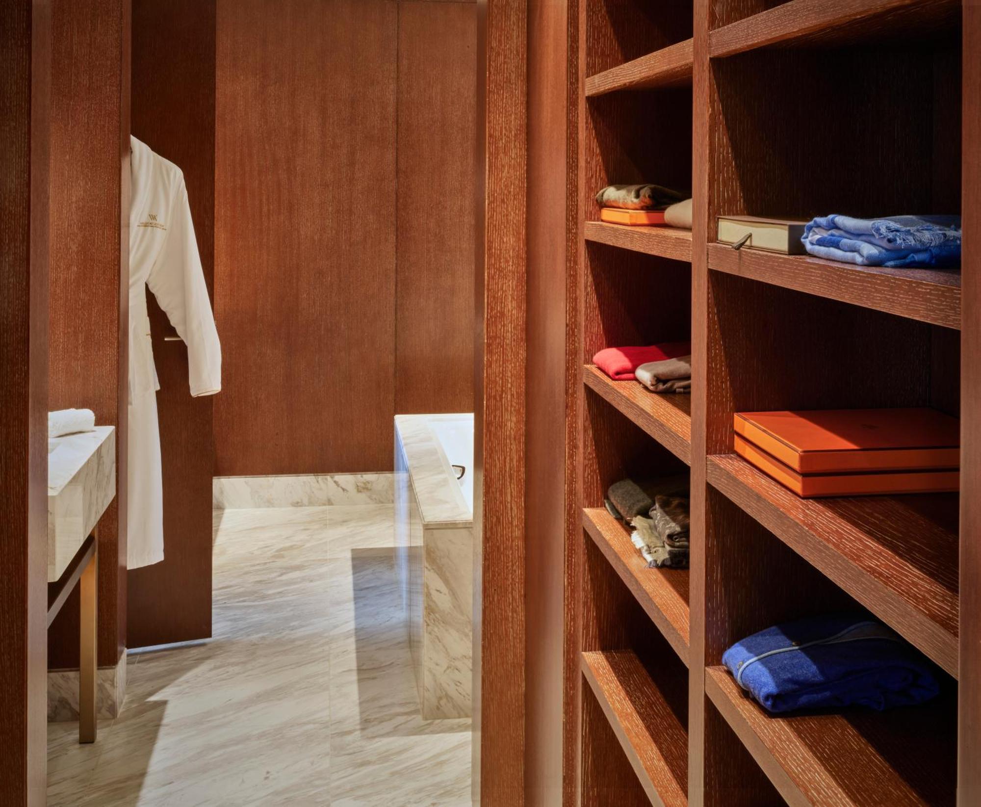 Waldorf Astoria Dubai International Financial Centre Otel Dış mekan fotoğraf A walk-in closet