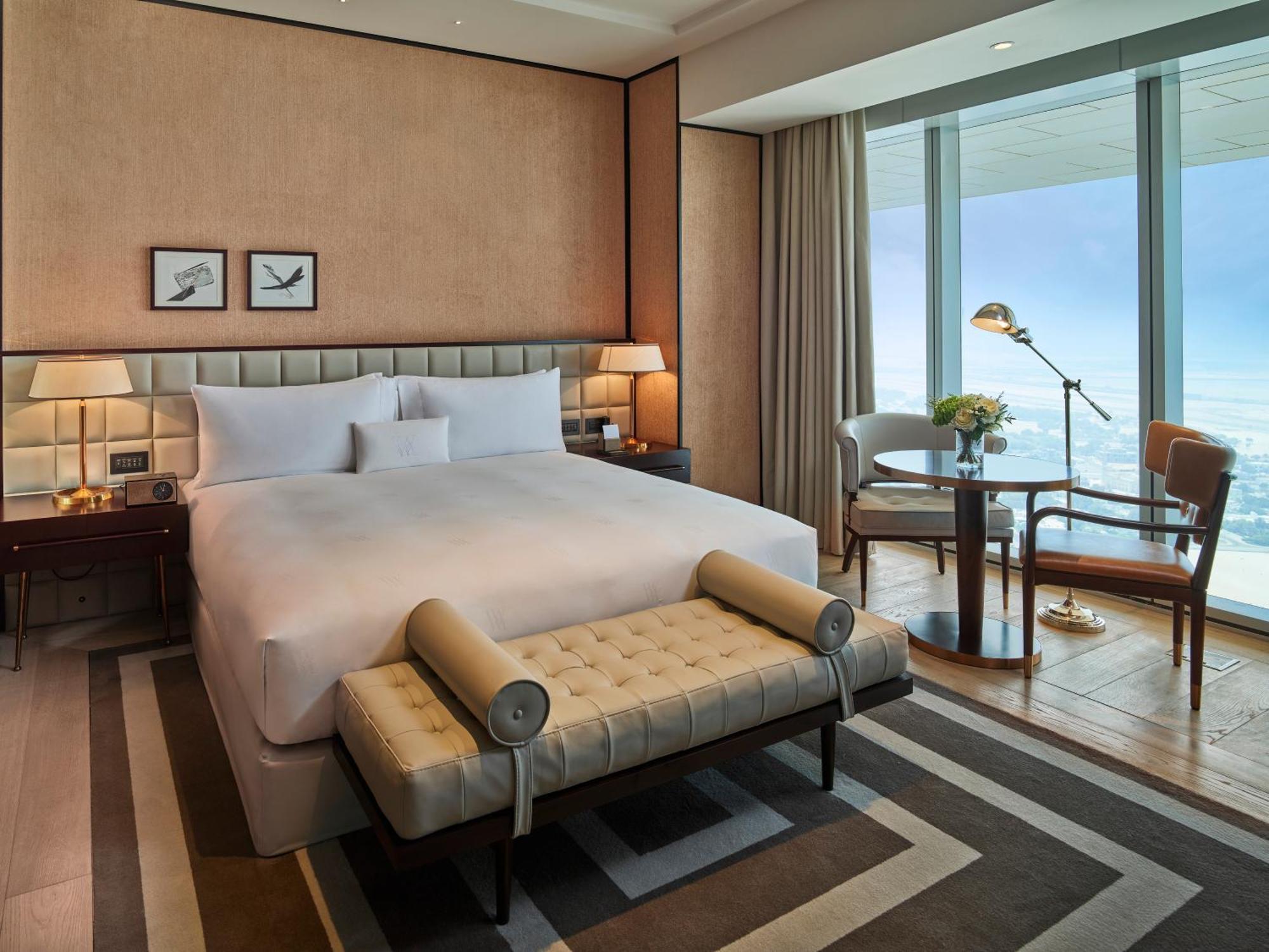 Waldorf Astoria Dubai International Financial Centre Otel Dış mekan fotoğraf A bedroom at the Ritz-Carlton, DIFC