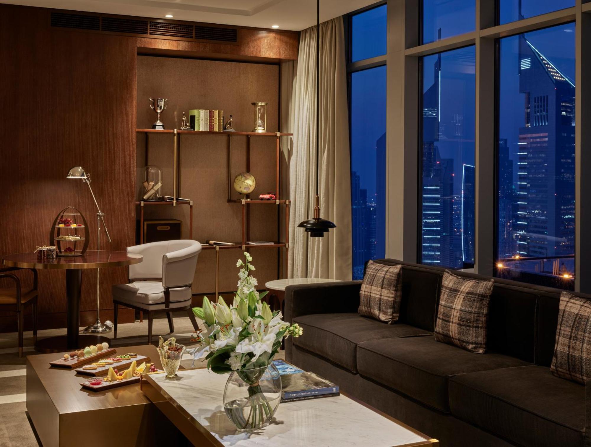Waldorf Astoria Dubai International Financial Centre Otel Dış mekan fotoğraf The living room of a suite at the Ritz-Carlton, Dubai